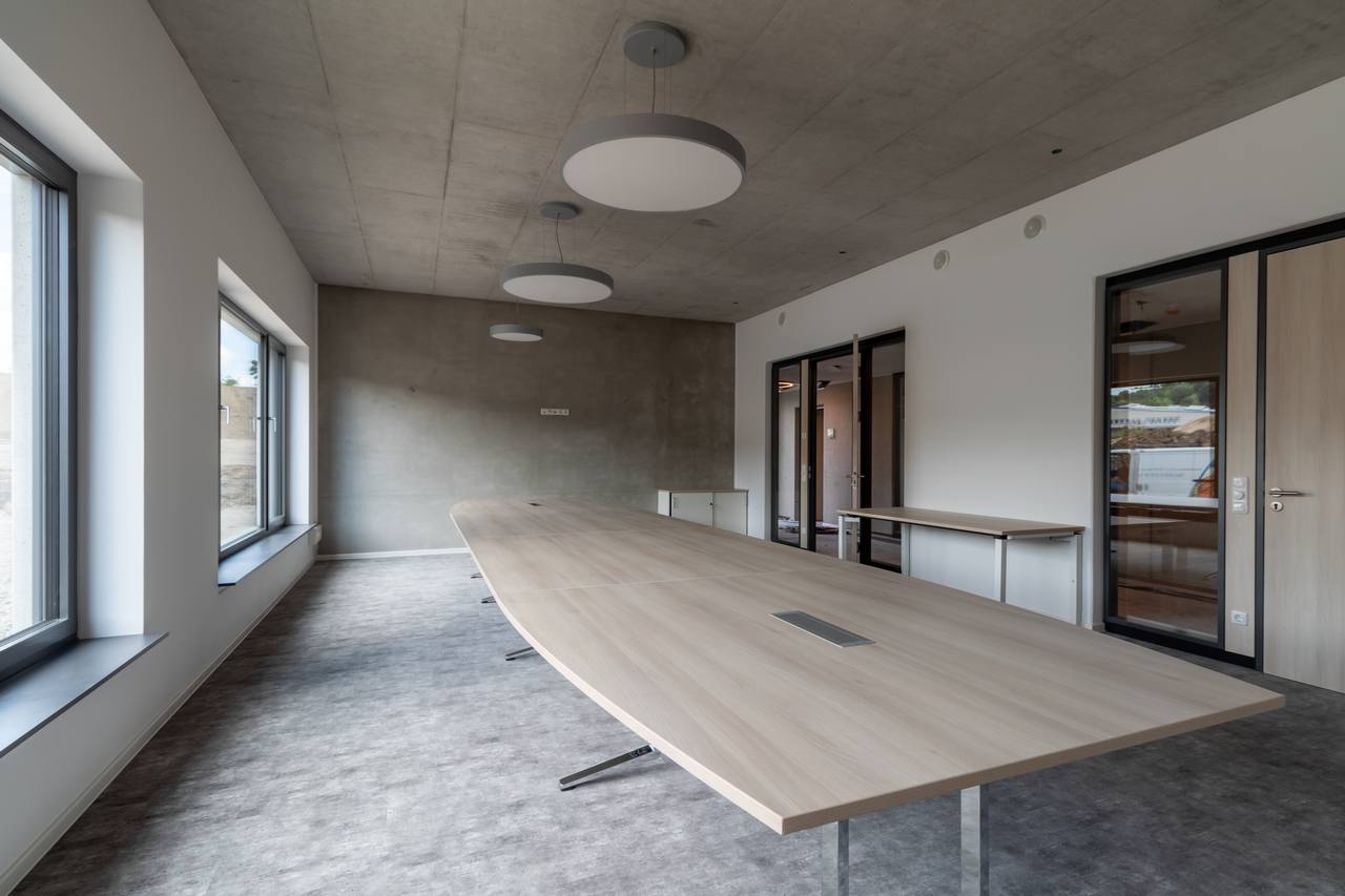 Großer, moderner Konferenztisch in einem Raum