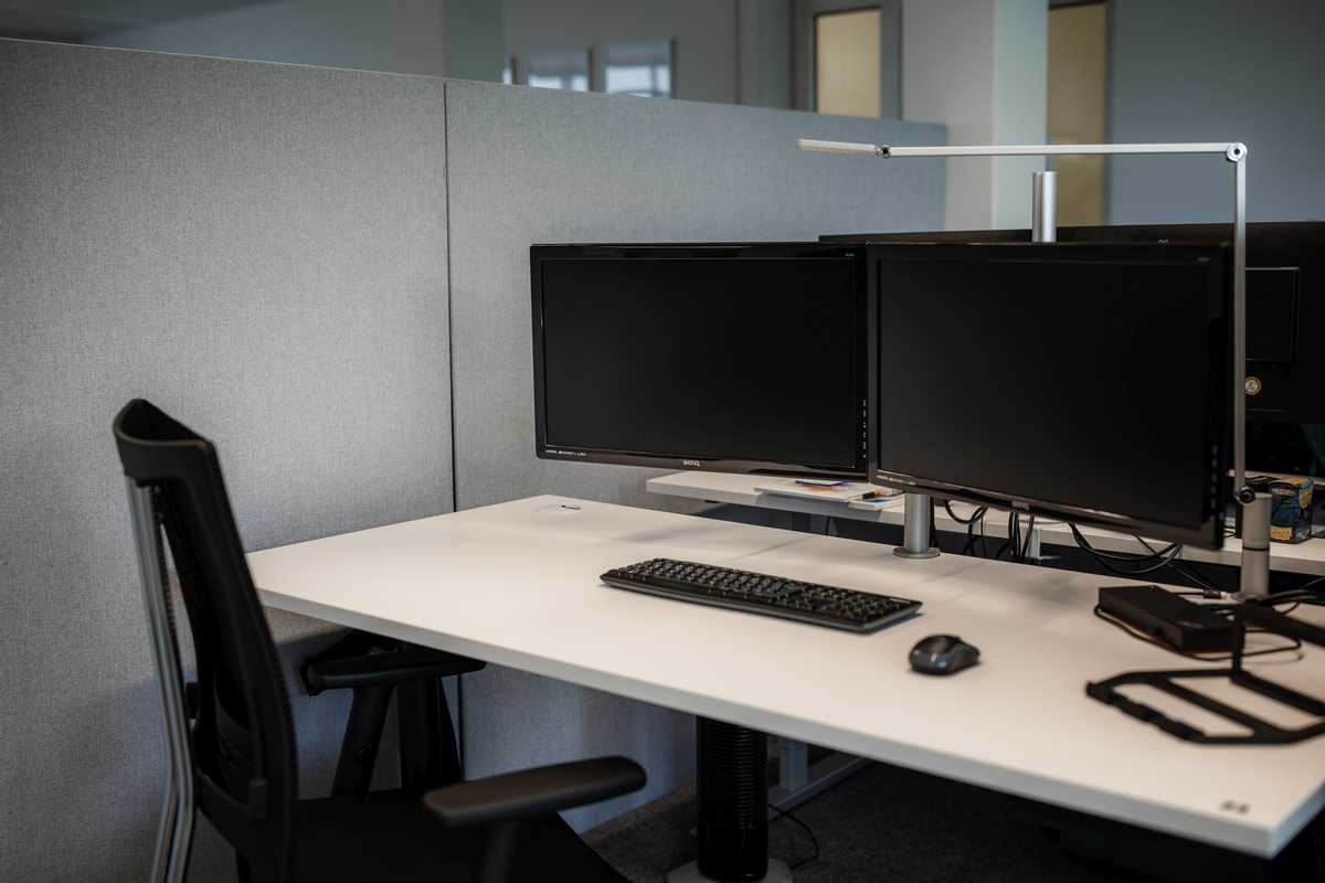 Monitorarme für einen aufgeräumten Arbeitsplatz